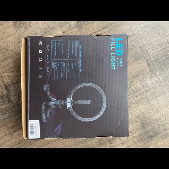 LED ring light with stand and phone holder. Good as new. - Picture 13 of 13